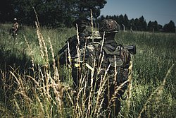 Soladat bei einer Übung im Gelände